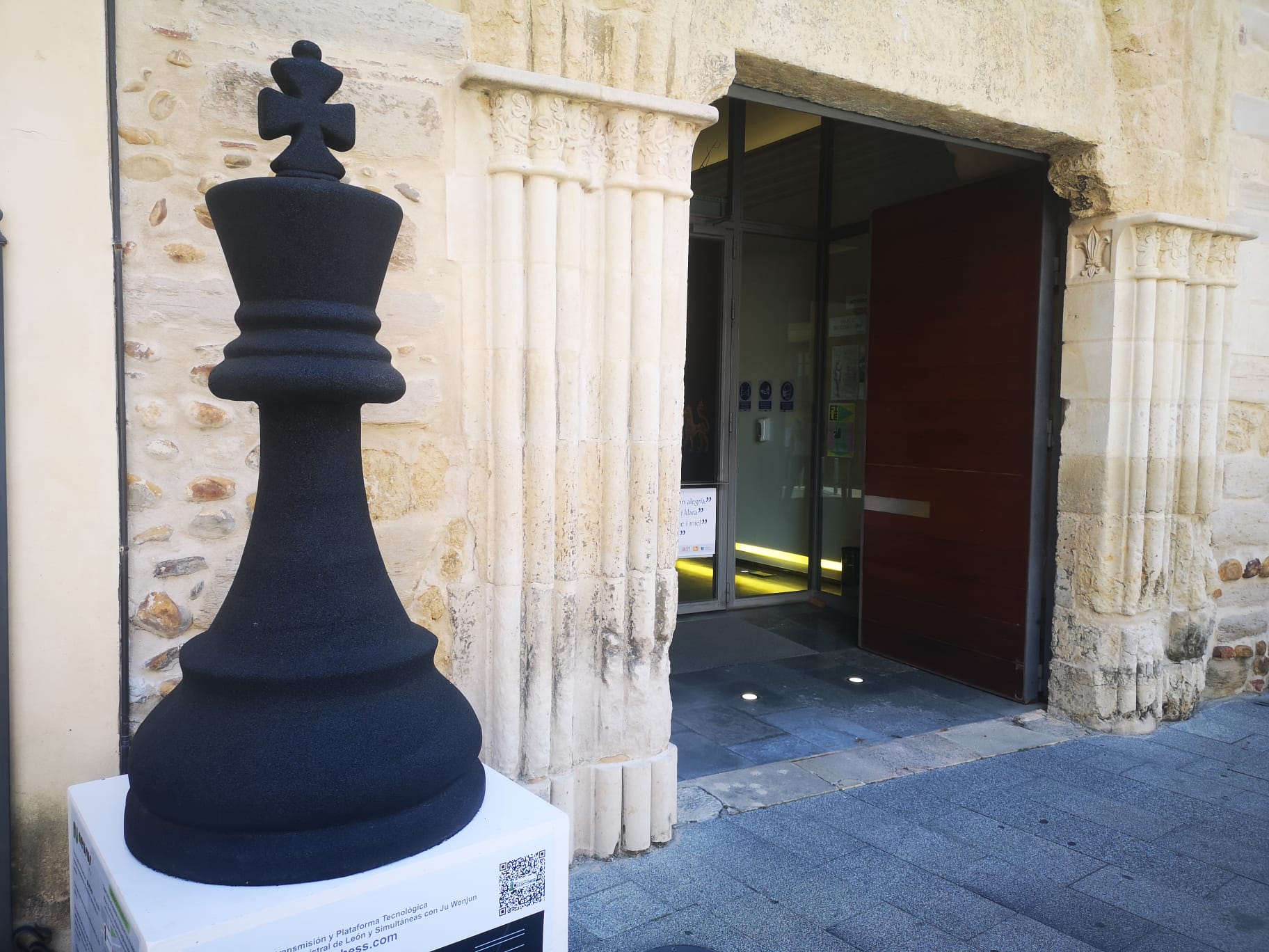 Entrada al Palacio de Conde Luna convertido en la capital del ajedrez en León.