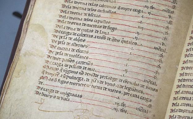 Galería. Más de diez años después de su cesión a la ULE, el documento del siglo XIV luce restaurado.