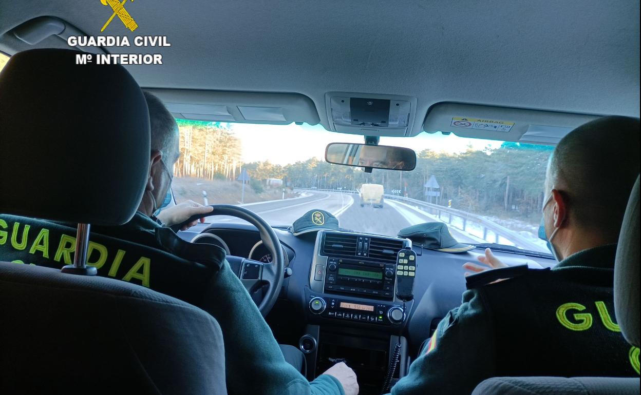 Imagen de un vehículo de la Guardia Civil acudiendo a la zona.