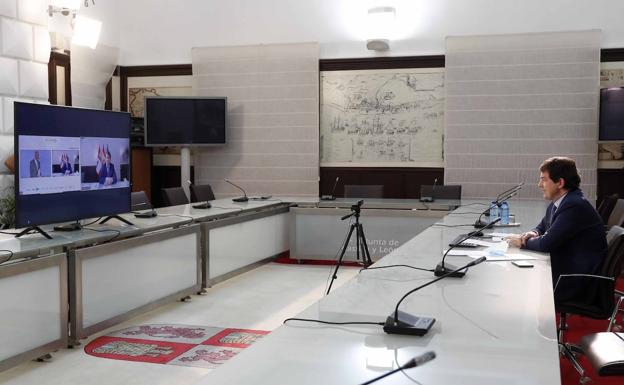 Sala desde la que Mañueco participó en el foro. 