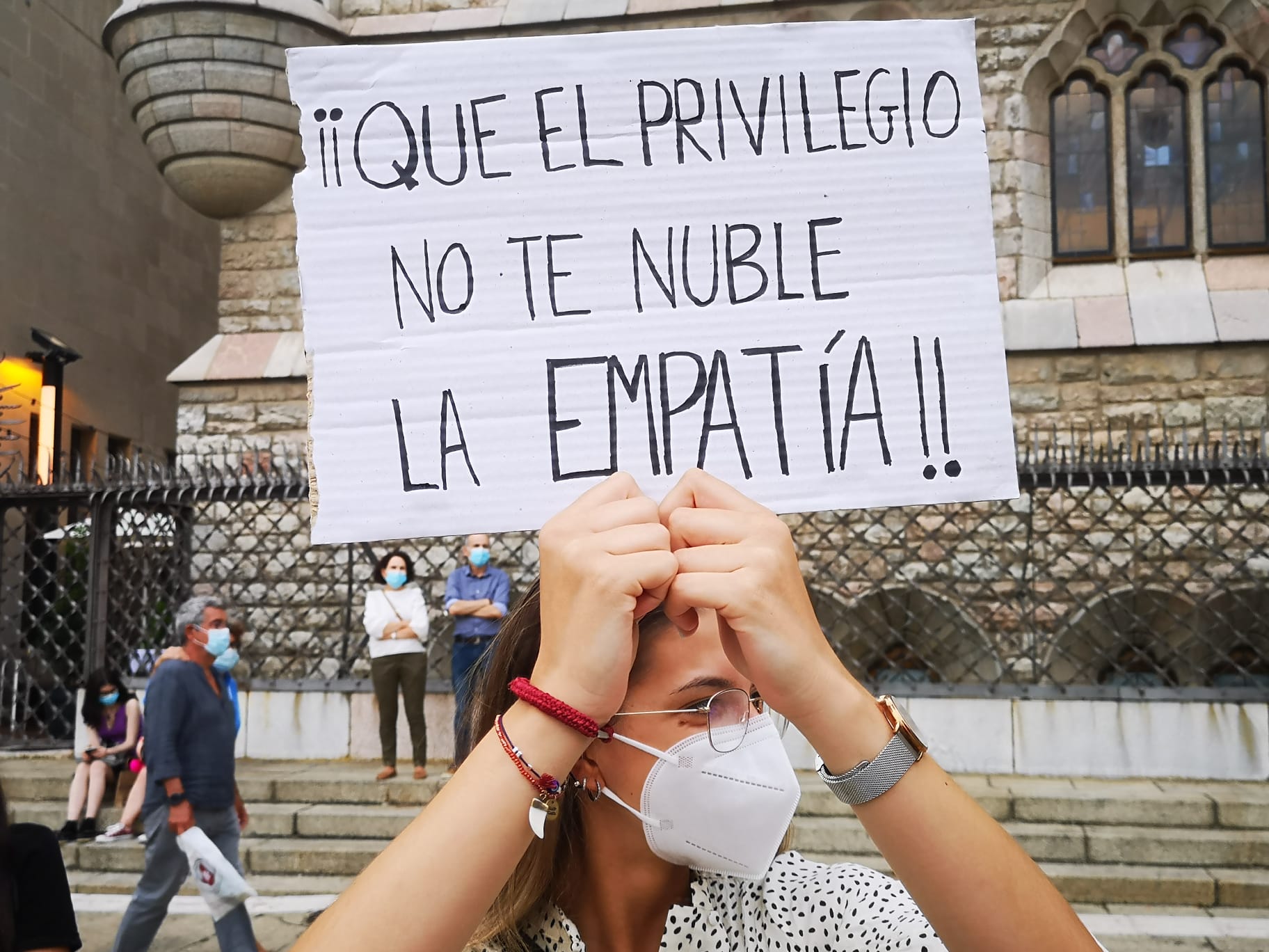 Una concentración en la plaza de Botines acoge el acto de repulsa al asesinato del joven coruñés.