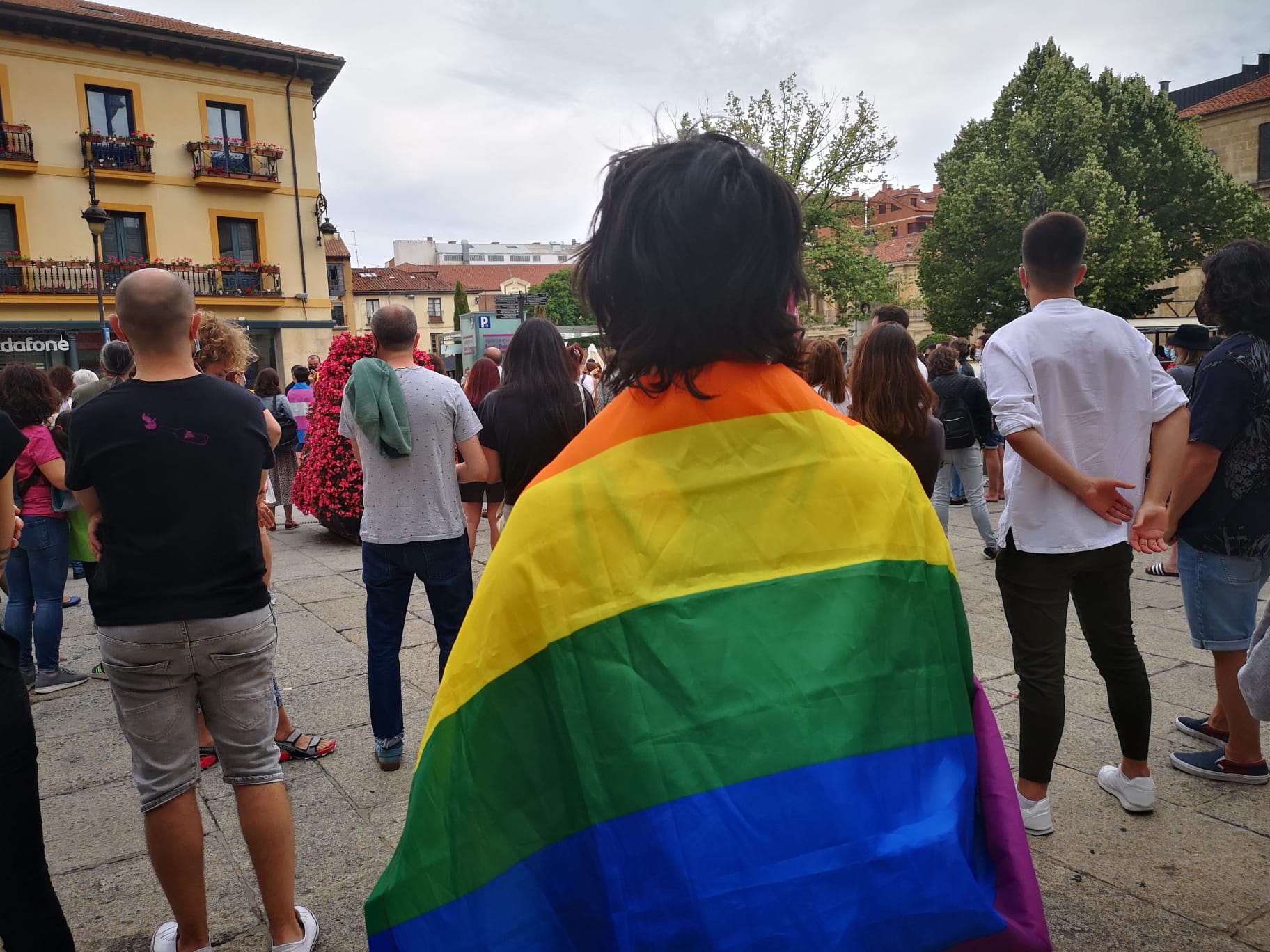 Una concentración en la plaza de Botines acoge el acto de repulsa al asesinato del joven coruñés.