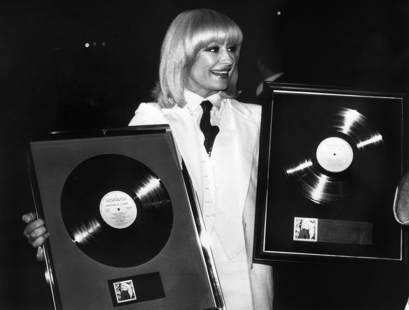 Raffaella consiguió varios discos de oro por sus éxitos musicales.