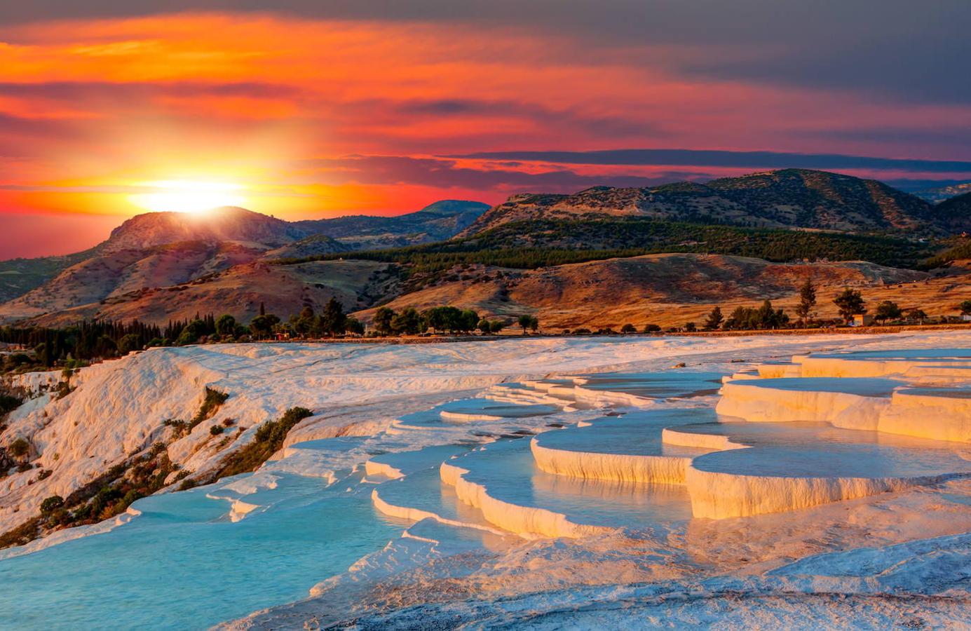 Pamukkale (Turquía): Los minerales que fueron arrastrados por las aguas termales en esta zona de Turquía son los causantes de esta particular formación de piedra caliza y travertino tan blanca como la nieve y con una apariencia similar incluso a la del algodón, de ahí que también sea conocida como “el castillo de algodón”. Una serie de formaciones que con el paso de los años han conseguido ir creando esta especie de terrazas en las que se acumula el agua, dando como resultado uno de esos paisajes únicos y difíciles de olvidar.