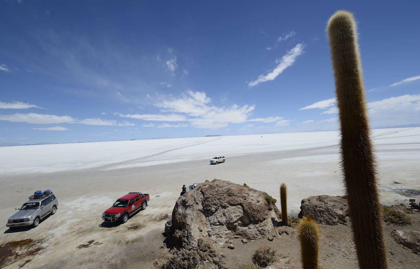 El salar de Uyuni (Bolivia): Este desierto salino capaz de verse desde el espacio gracias a sus enormes dimensiones, se encuentra al suroeste de Bolivia, en el departamento de Potosí, y es el mayor desierto de sal del mundo con una superficie de 10.582 Km2 y a 3.650 metros sobre el nivel del mar. Uno de los principales reclamos turísticos de Bolivia, que regala a todo el que se acerca una de esas imágenes difíciles de borrar.