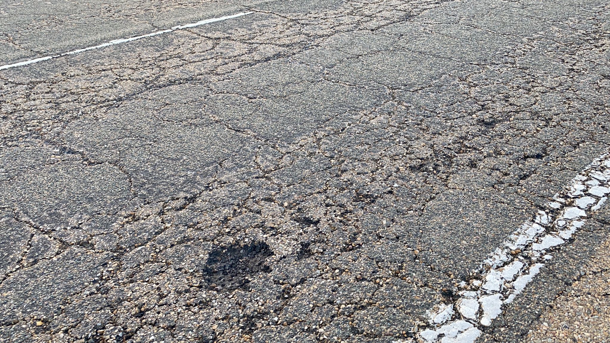 La carretera nacional vive abandonada por la administración y el paso del tiempo.