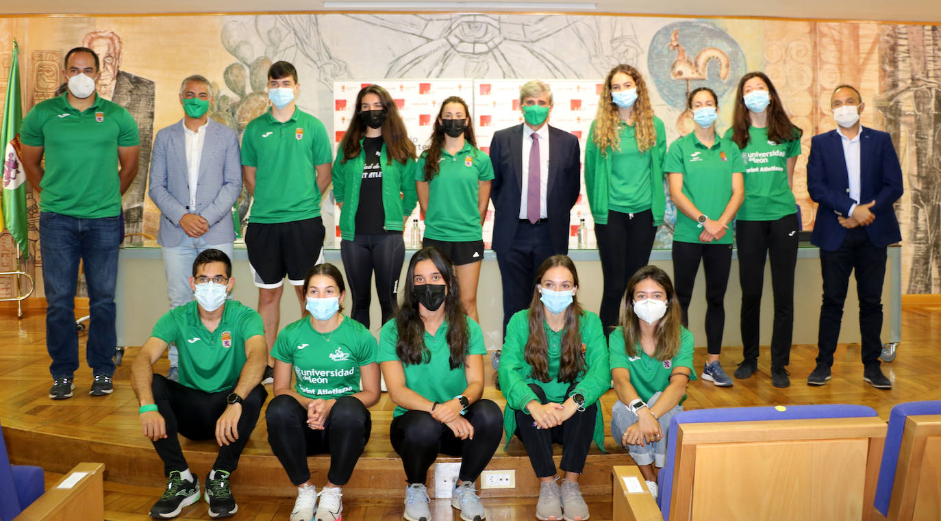 Atletas de la ULE junto al Rector, Juan Francisco Marín.