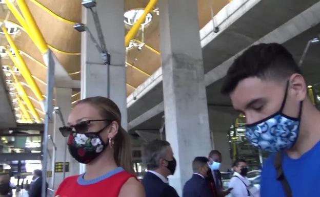 Ester Expósito a su llegada al aeropuerto.