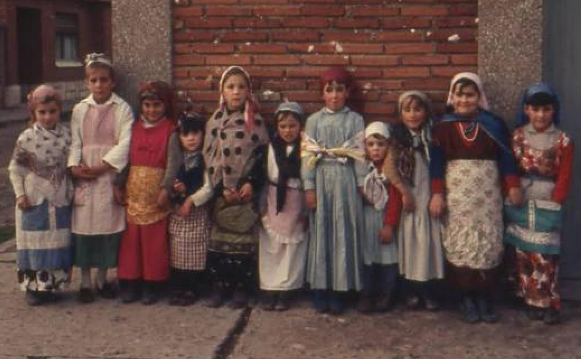 Niños y niñas disfrazados de madres y abuelas en los carnavales de 1969.