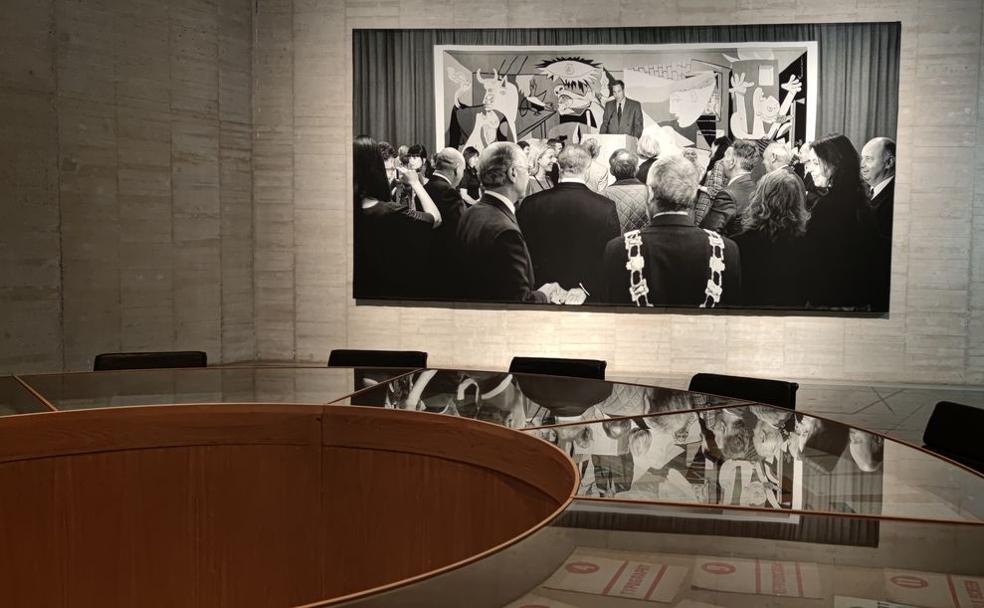 Una de las piezas de la exposición de Goshka Macuga en el Musac.