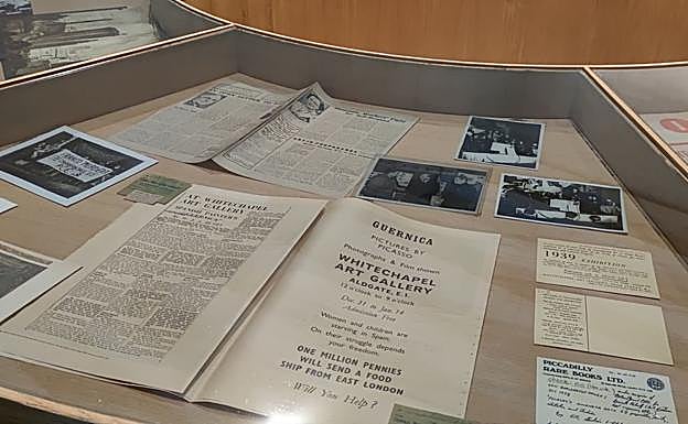 Galería. Recortes de periódicos que forman parte de la exposición.