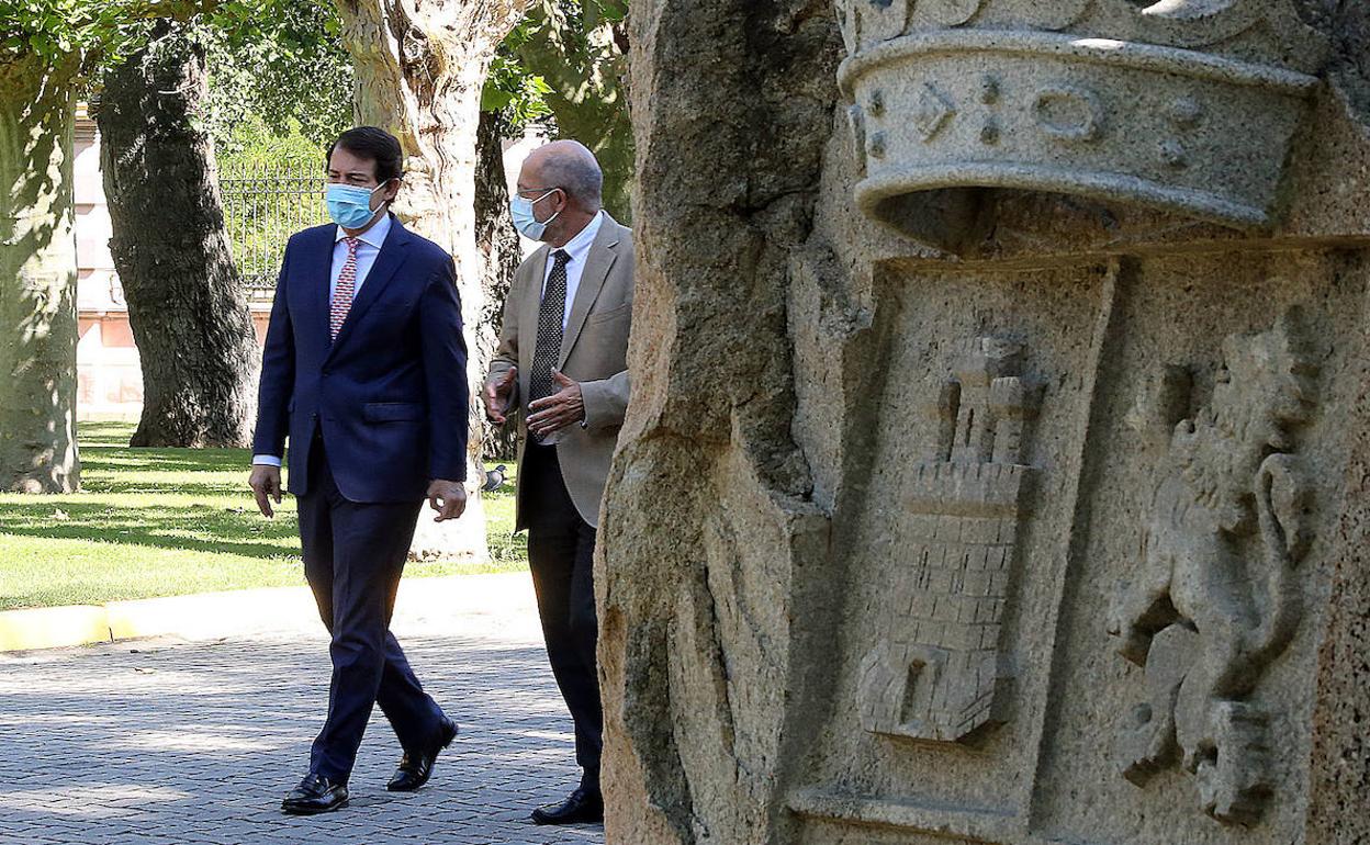 Mañueco e Igea antes de llegar a la rueda de prensa. 