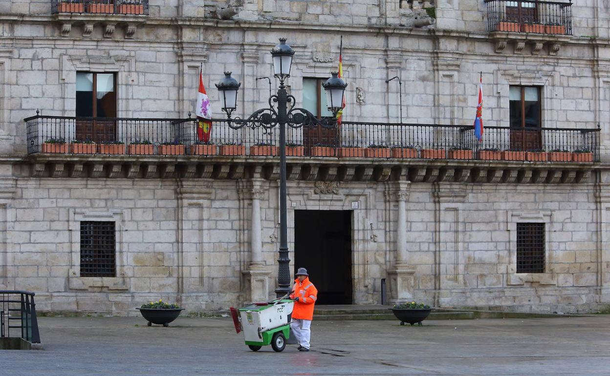 Un operario de FCC limpia en la Plaza del Ayuntamiento.