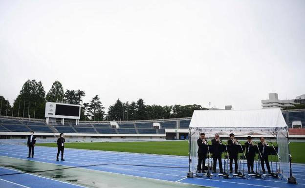 Cinco trompetistas, en el Parque Olímpico de Komazawa, en un estadio vacío. 