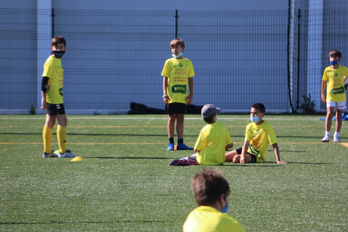 El Campus Diego Calzado reúne a más de 80 niños en la primera semana en el Olímpico de León