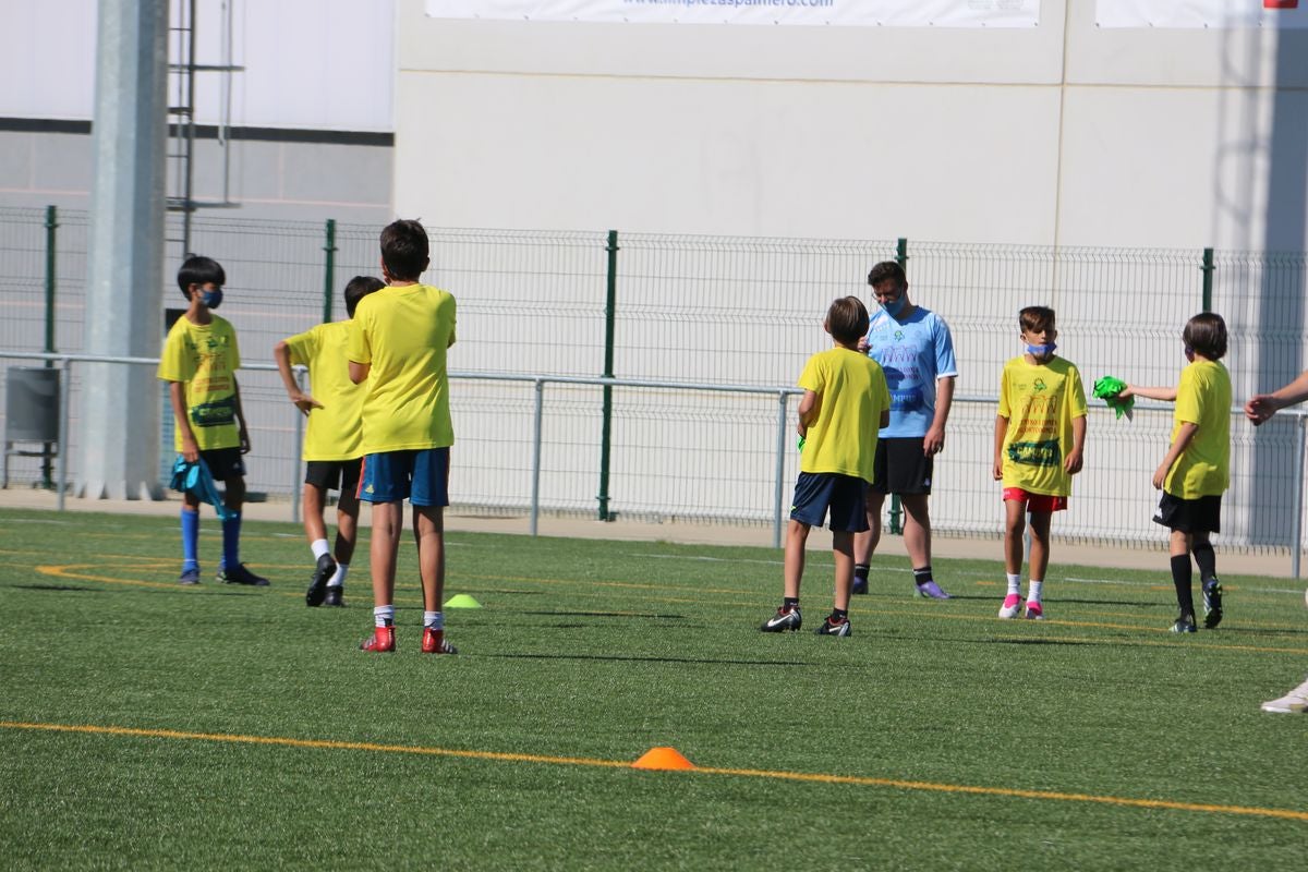 El Campus Diego Calzado reúne a más de 80 niños en la primera semana en el Olímpico de León
