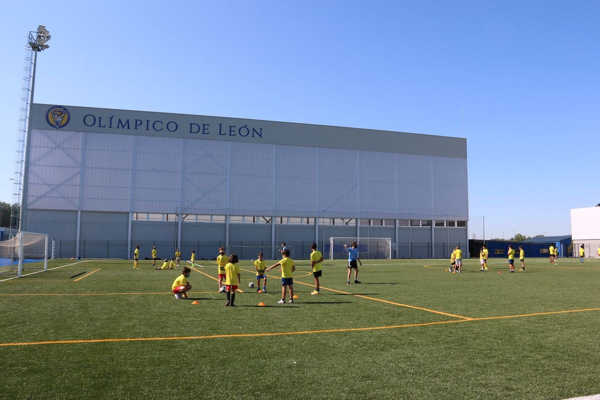 El Campus Diego Calzado reúne a más de 80 niños en la primera semana en el Olímpico de León