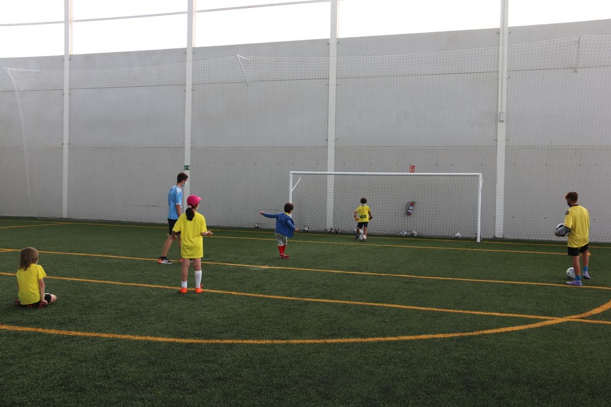 El Campus Diego Calzado reúne a más de 80 niños en la primera semana en el Olímpico de León