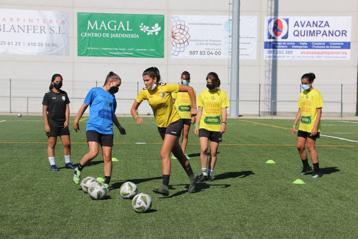 El Campus Diego Calzado organizó una jornada de tecnificación con jugadoras profesionales de fútbol femenino.