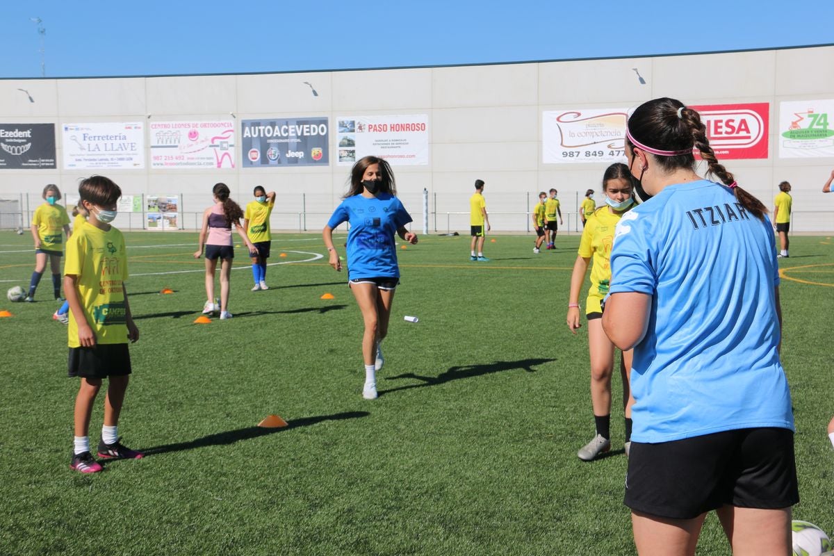 El Campus Diego Calzado organizó una jornada de tecnificación con jugadoras profesionales de fútbol femenino.