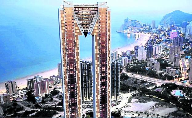 Vista nocturna de la bahía de Benidorm sobre la que se alza el rascacielos Intempo Sky Resort, a escasos 300 metros de la playa de Poniente.