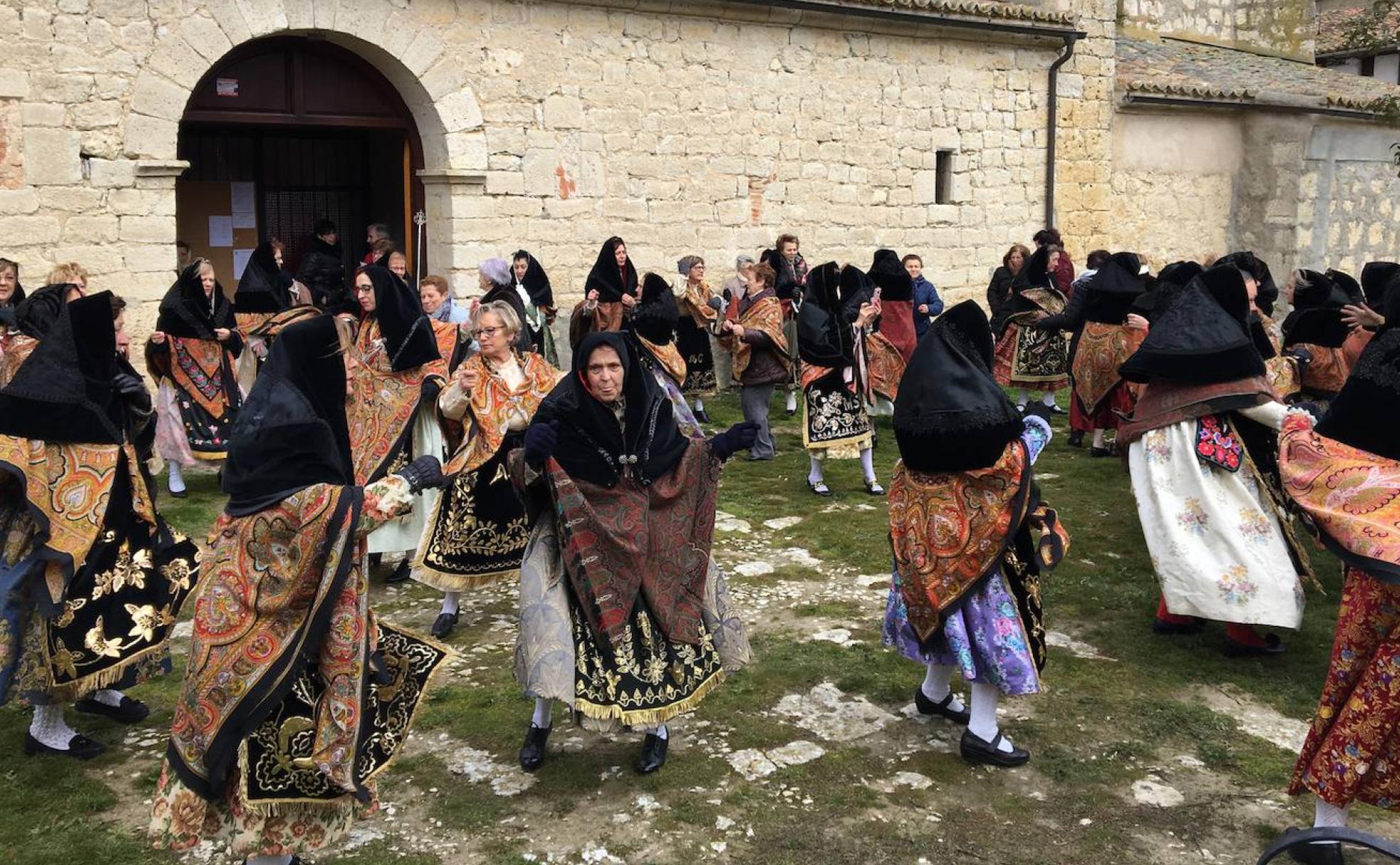 Águedas de Tiedra bailando a la puerta de la iglesia.