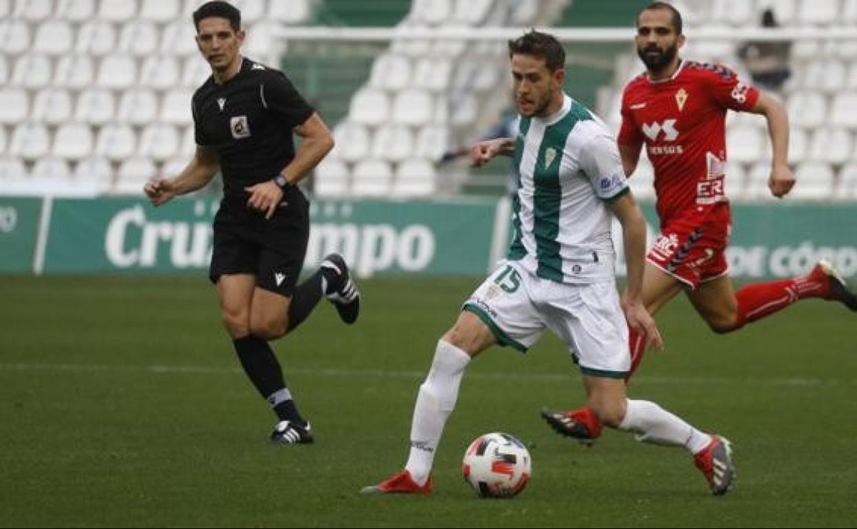 Nahuel Arroyo conduce el balón ante un rival del Murcia