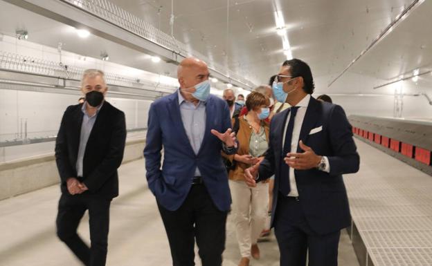 Visita del consejero de Agricultura, Jesús Julio Carnero, a Granjas Camis, en León.