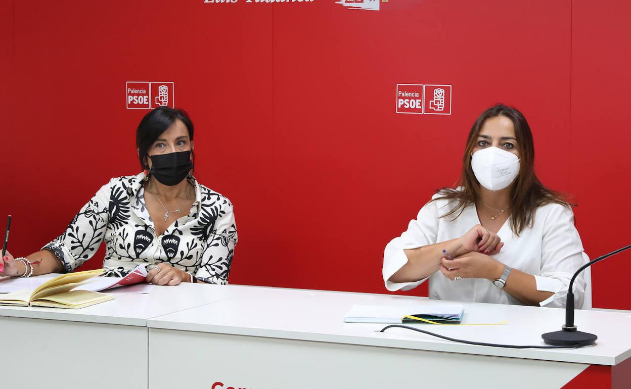 La secretaria de Organización del PSOE de Castilla y León, Ana Sánchez (I), acompañada de la secretaria general del PSOE de Palencia, Miriam Andrés (D)