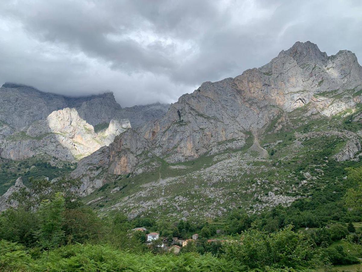 Vista de la Canal de Asotín desde el camino a Caín