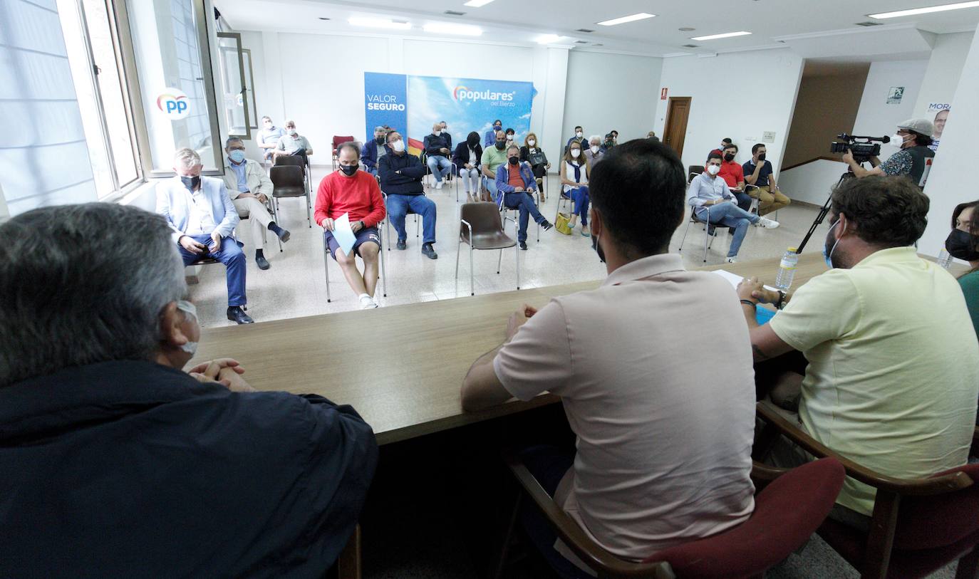 Los candidatos a la Presidencia y a la Secretaría General del Partido Popular de León, Javier Santiago Vélez (D) y David Fernández (I), durante la reunión de esta tarde con los alcaldes y portavoces del Bierzo