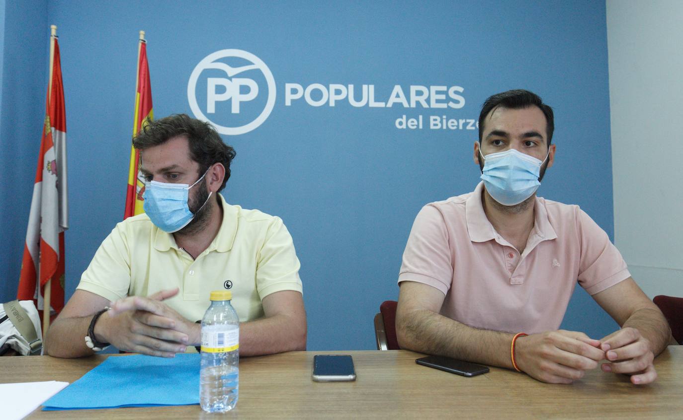 Los candidatos a la Presidencia y a la Secretaría General del Partido Popular de León, Javier Santiago Vélez (D) y David Fernández (I), durante la reunión de esta tarde con los alcaldes y portavoces del Bierzo