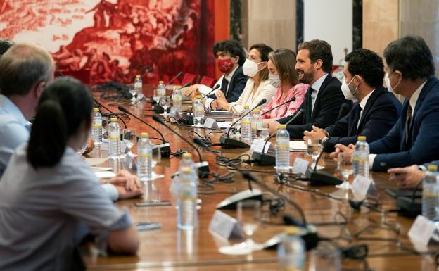 Casado, junto a Gamarra este martes en el Congreso. 