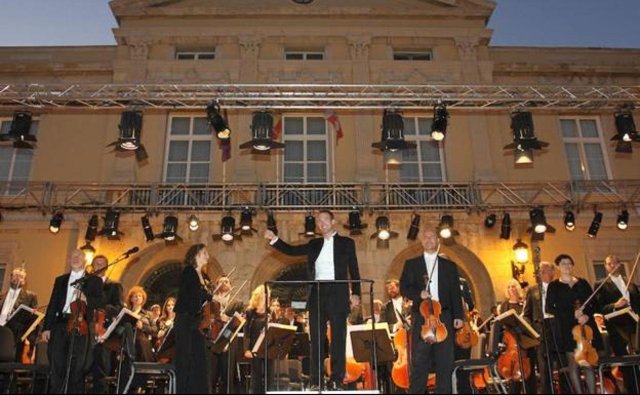 Concierto de la Oscyl en una plaza de la comunidad.