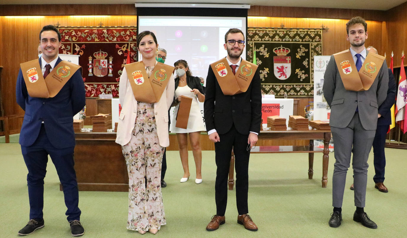 La Universidad celebra el acto de graduación de sus egresados.