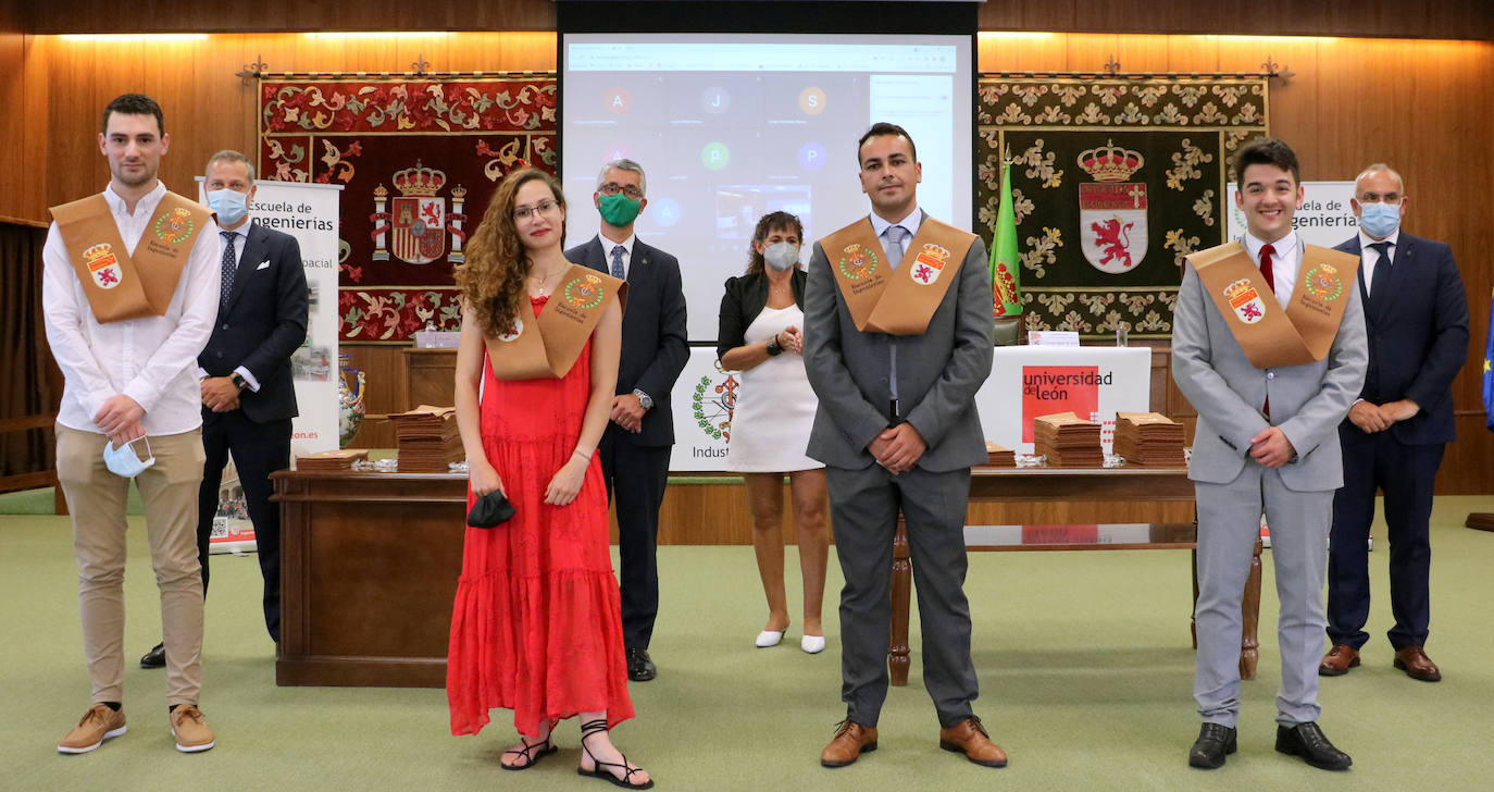 La Universidad celebra el acto de graduación de sus egresados.