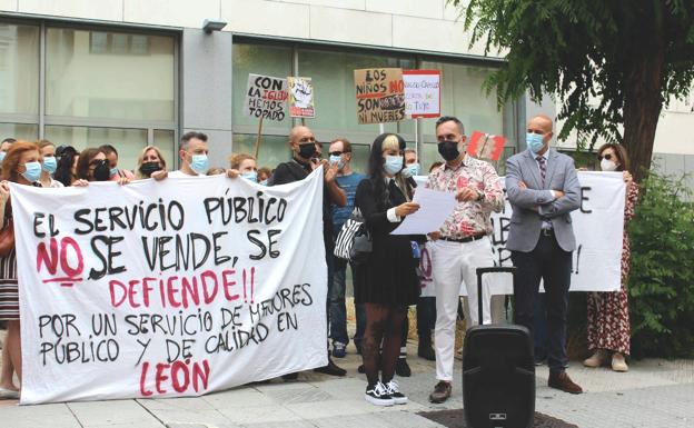Imagen de una concentración en León contra el cierre del Centro de Acogida del Alba.