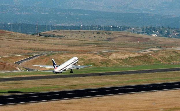 Un avión despega de una de las pistas de Madrid Barajas.