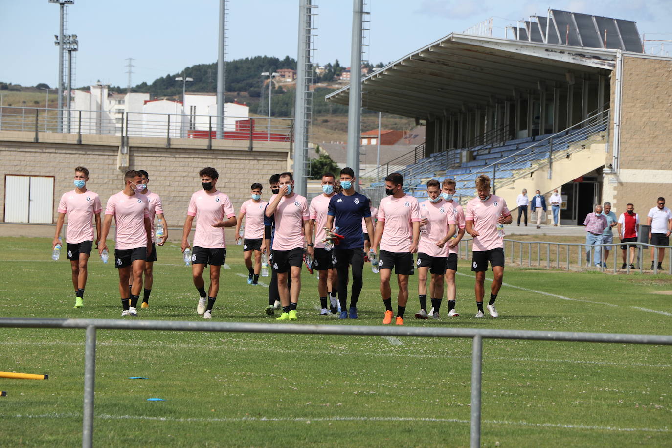 El conjunto leonés inicia los entrenamientos de una nueva campaña a la espera de completar su plantilla.