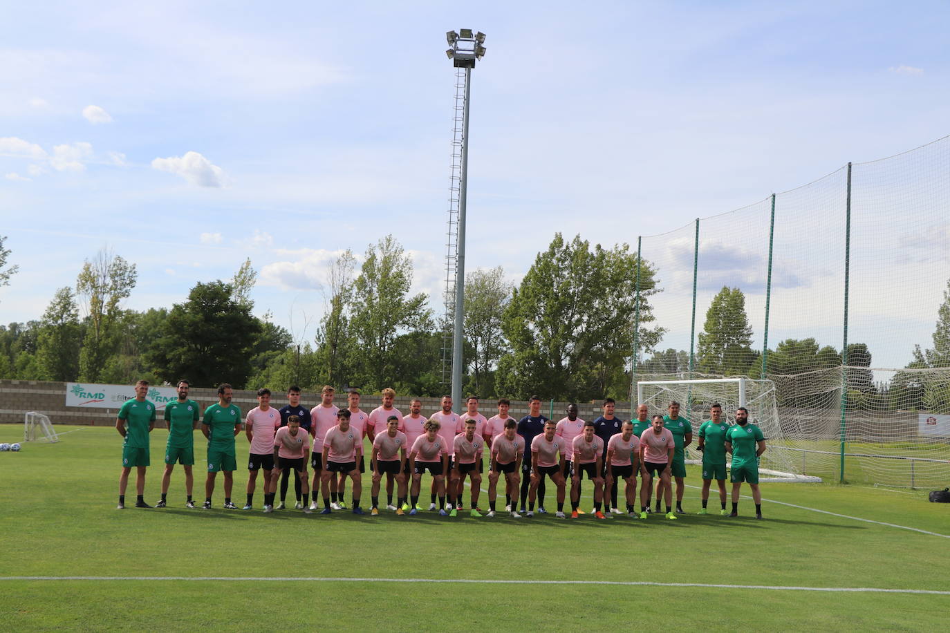 El conjunto leonés inicia los entrenamientos de una nueva campaña a la espera de completar su plantilla.