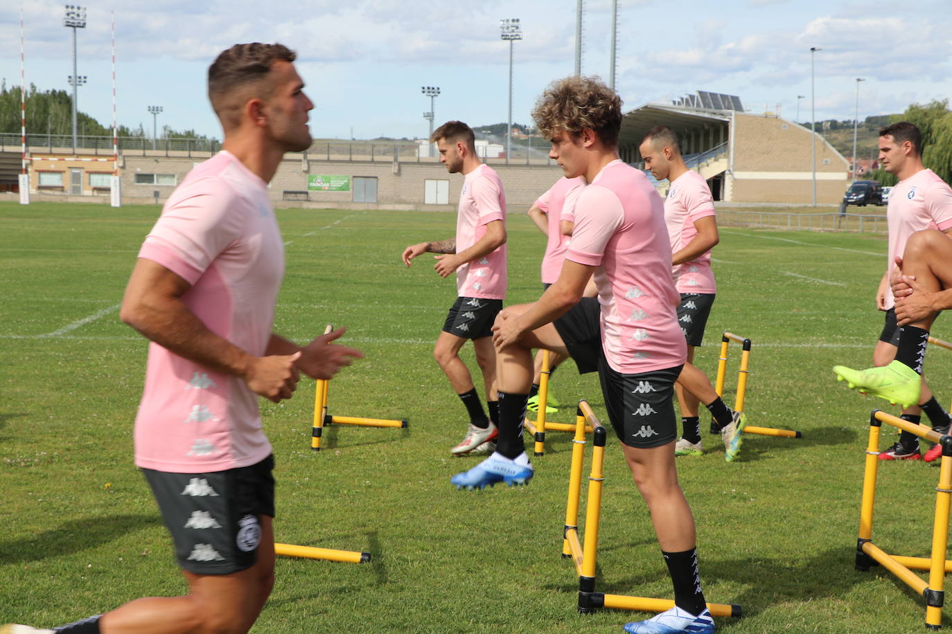 El conjunto leonés inicia los entrenamientos de una nueva campaña a la espera de completar su plantilla.
