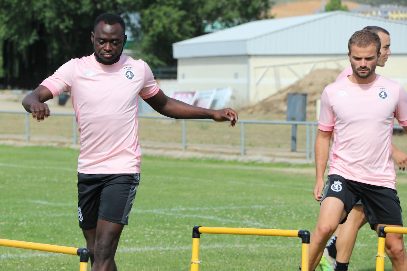 El conjunto leonés inicia los entrenamientos de una nueva campaña a la espera de completar su plantilla.
