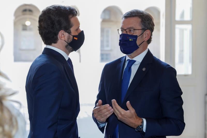 El presiente de la Xunta de Galicia, Alberto Núñez Feijoo (d), conversa con el líder popular, Pablo Casado