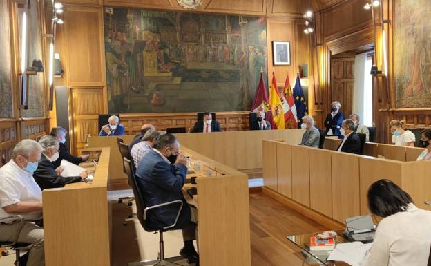 Sesión extraordinaria del Pleno de la Diputación de León. 