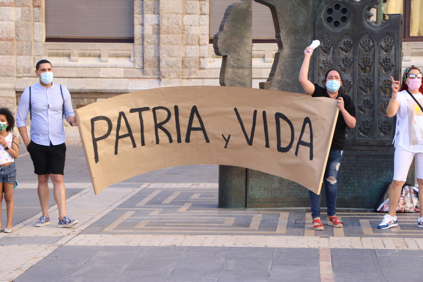 Cerca de cincuenta manifestantes, muchos de ellos de origen cubano, claman contra la situación en el país caribeño.