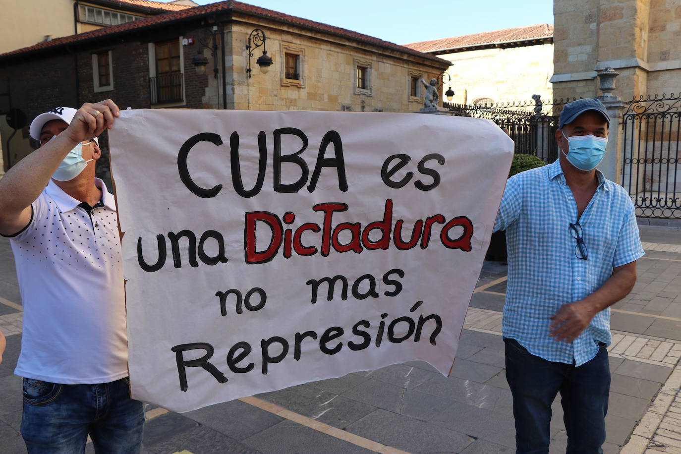 Cerca de cincuenta manifestantes, muchos de ellos de origen cubano, claman contra la situación en el país caribeño.