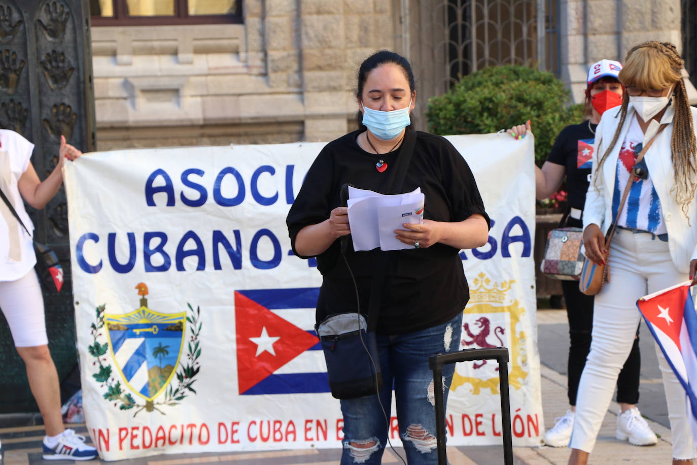 Cerca de cincuenta manifestantes, muchos de ellos de origen cubano, claman contra la situación en el país caribeño.