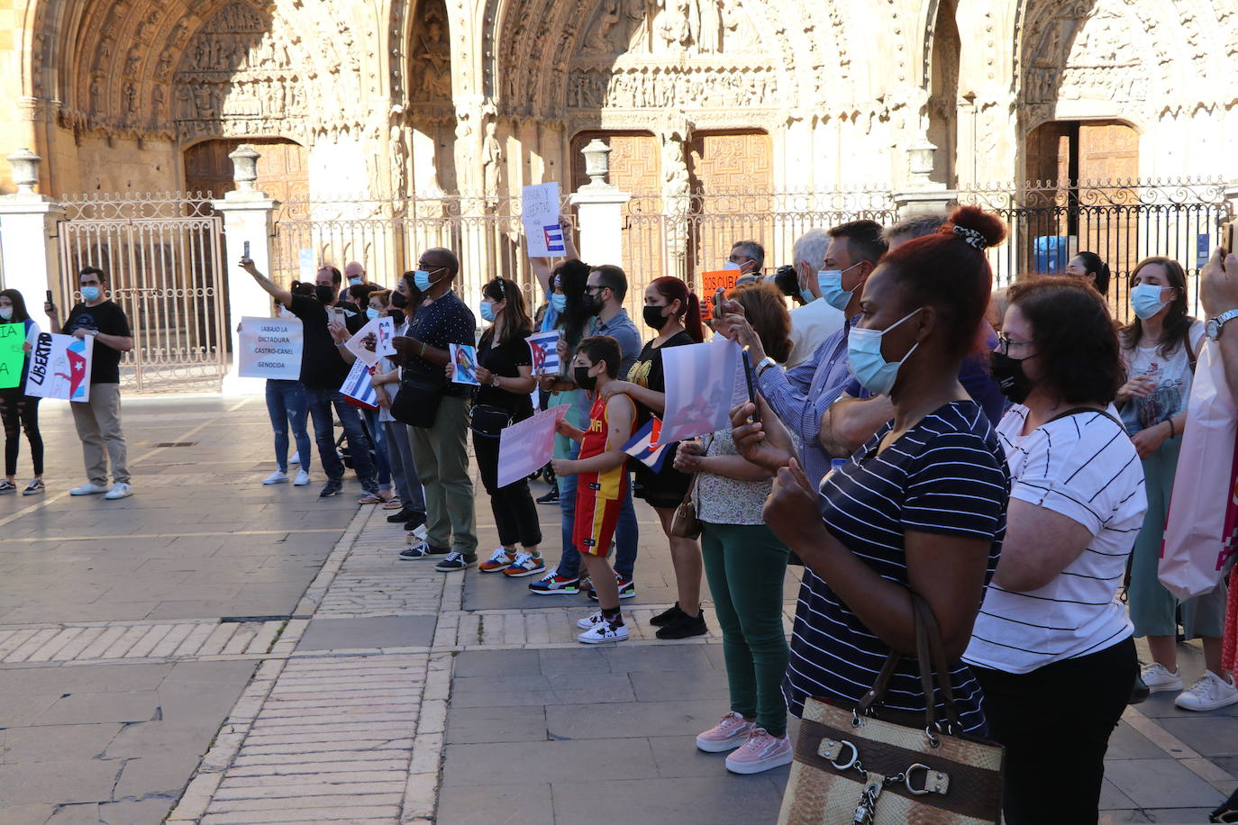 Cerca de cincuenta manifestantes, muchos de ellos de origen cubano, claman contra la situación en el país caribeño.