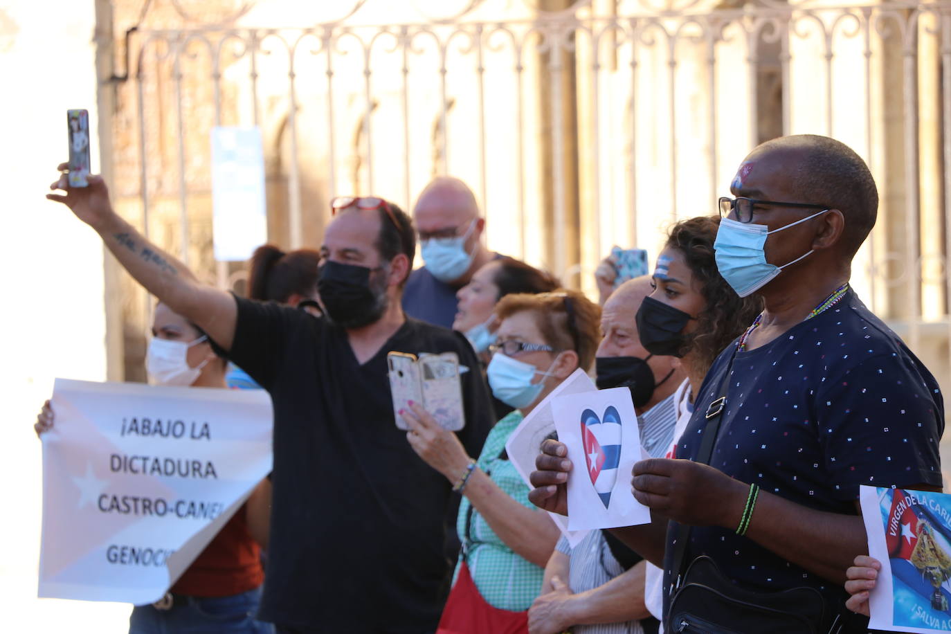 Cerca de cincuenta manifestantes, muchos de ellos de origen cubano, claman contra la situación en el país caribeño.