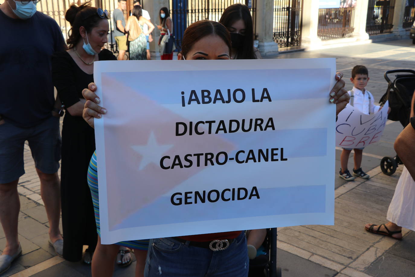 Cerca de cincuenta manifestantes, muchos de ellos de origen cubano, claman contra la situación en el país caribeño.